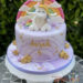 Geburtstagstorte Mädchen - Das fliegende Einhorn sitzt vor einem Regenbogen auf der im Marble-Effeckt eingedeckte Torte.