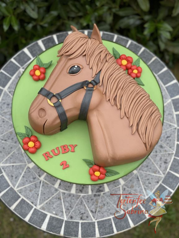 Geburtstagstorte - Das zahme Pferd wurde hier in brauner Farbe abgebildet und schaut glücklich zwischen den Blumen hervor.
