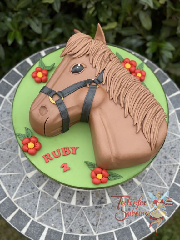 Geburtstagstorte - Das zahme Pferd wurde hier in brauner Farbe abgebildet und schaut glücklich zwischen den Blumen hervor.