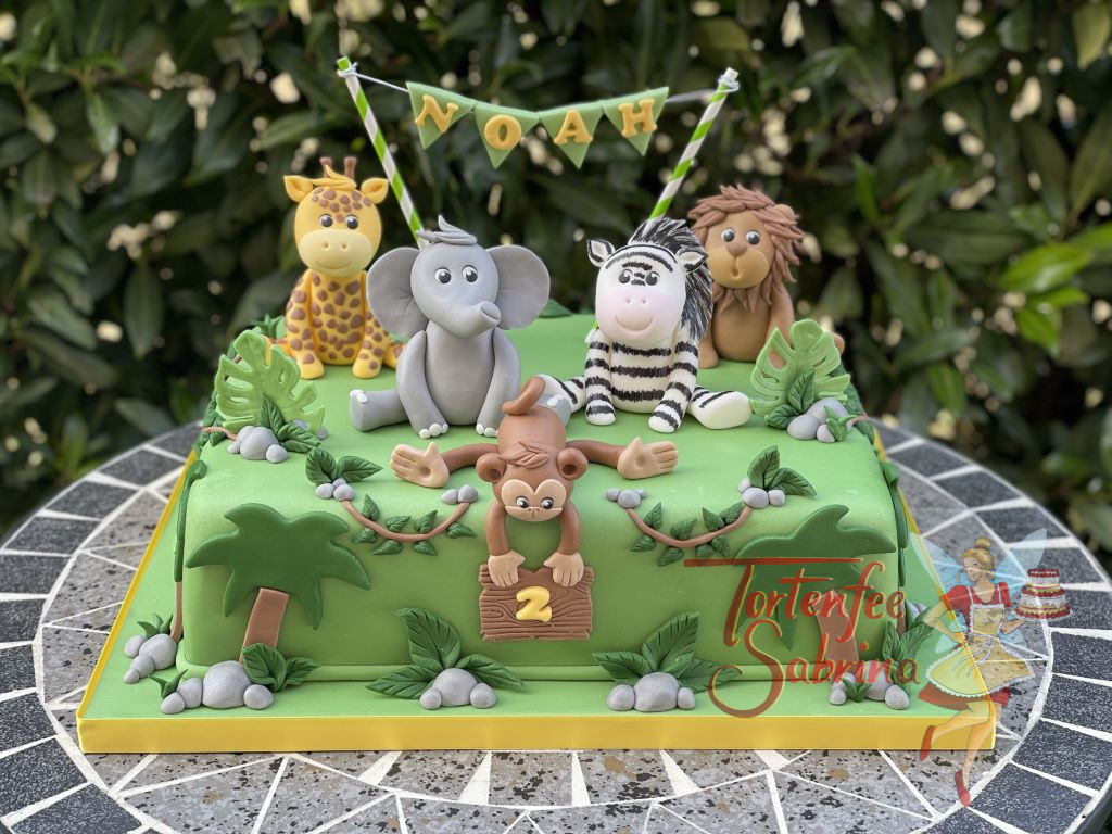 Geburtstagstorte Buben - Der Dschungel feiert mit dem Geburtstagskind, mit dabei sind ein Affe, Giraffe, Elefant, Zebra und ein Löwe.