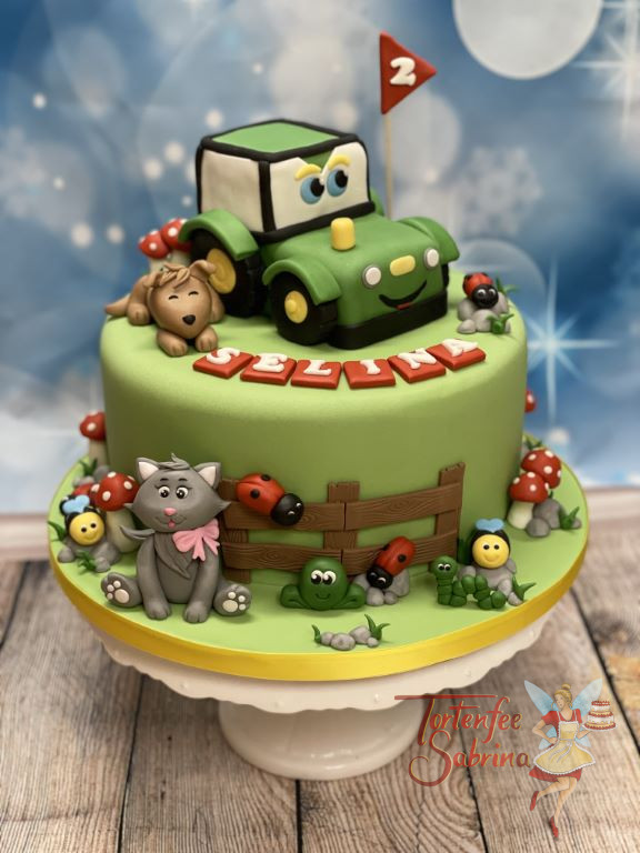 Geburtstagstorte Mädchen - Der fleißige Traktor in grüner Farbe steht auf der Wiese mit seinen Freunden, der Katze und den Hund.