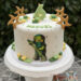 Geburtstagstorte Buben - Der grüne Ninjago Lloyd ziert ganz vorne die Torte, oben sind seine goldenen Wurfsterne zusehen.