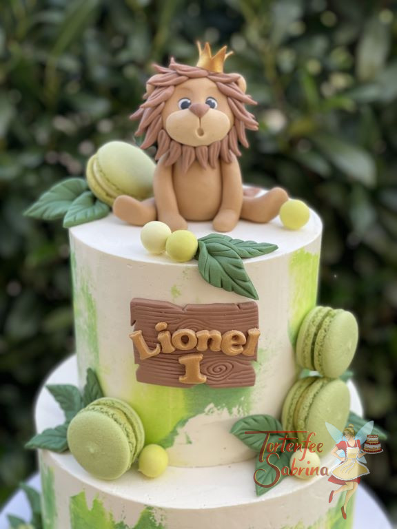 Geburtstagstorte Buben - Der Löwe mit der Krone ist ganz oben auf der Torte, unten sitzt ein niedliches Äffchen.