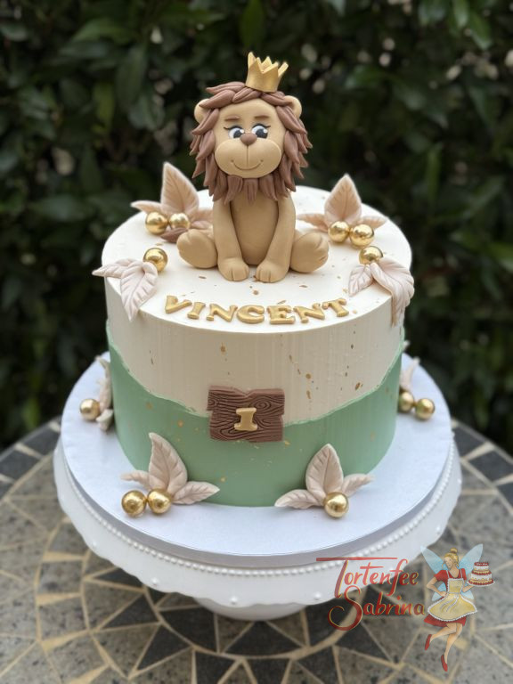 Geburtstagstorte Buben - Der stolze kleine Löwe ist ganz oben auf der Torte mit seiner goldenen Krone in der Mähne.