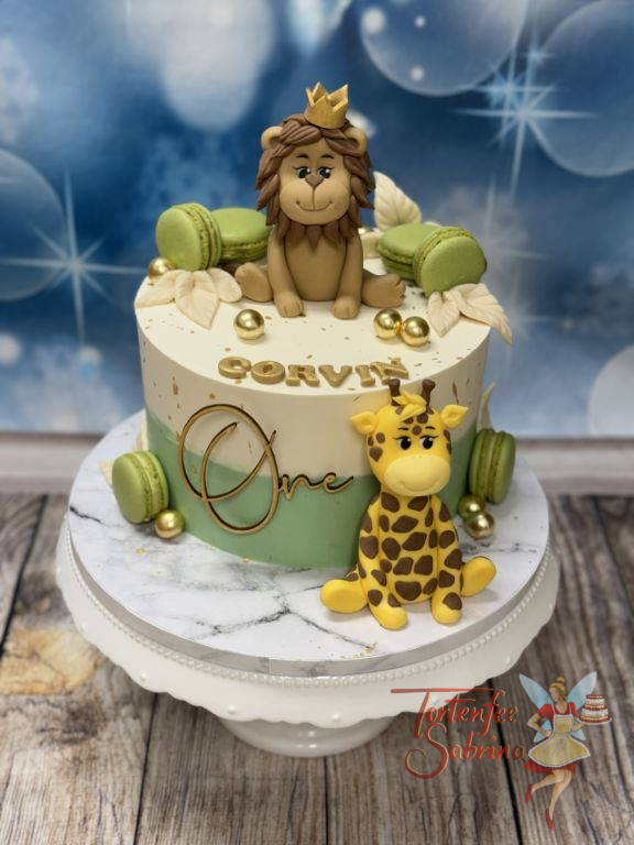 Geburtstagstorte Buben - Der stolze Löwe mit der goldenen Krone oben auf der Torte und sieht seine Freundin die Giraffe.