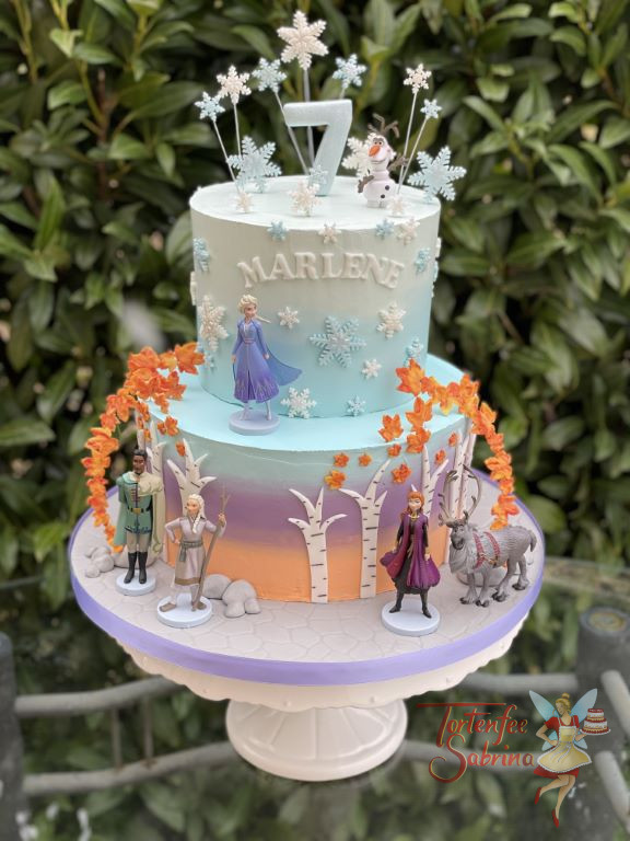 Geburtstagstorte Mädchen - Der verzauberte Wald und die Eiswelt sind auf dieser Torte zu sehen. Die Torte wurde mehrfärbig eingestrichen.