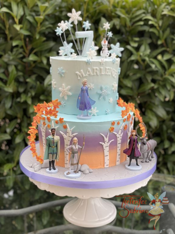 Geburtstagstorte Mädchen - Der verzauberte Wald und die Eiswelt sind auf dieser Torte zu sehen. Die Torte wurde mehrfärbig eingestrichen.