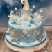 Geburtstagstorte Erwachsene - Der Wichtel im Schnee sitzt mit seinem weißen Bart und Mütze oben auf der Torte.