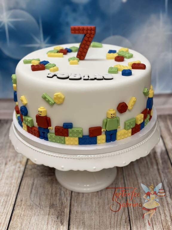 Geburtstagstorte Buben - Die 7 aus Lego wurde in einem Stein dargestellt, ebenso verzieren die Figuren und Bausteine die Torte.