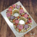 Geburtstagstorte Mädchen - Die blumige 8 ist ein Zahlentorten dekoriert mit Rosen, Blumen, Macarons und Früchten.