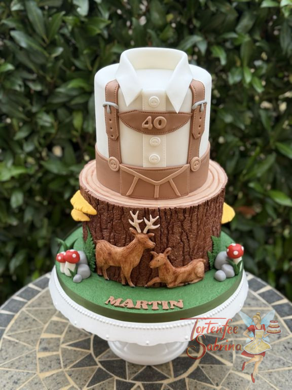 Geburtstagstorte Erwachsene - Die braune Lederhose mit Hosenträgern ziert den oberen Stock, unten ist ein Rindenmuster aufgebracht.