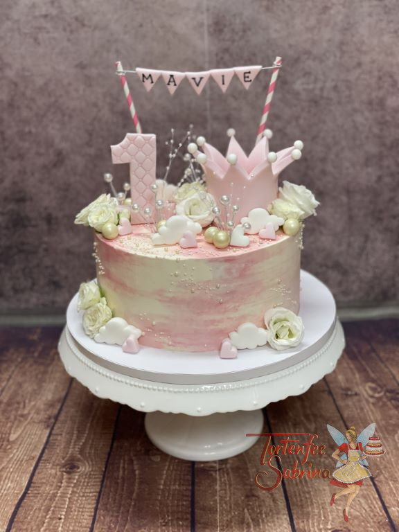 Geburtstagstorte Mädchen - Die Eins mit Krone und Blumen ziert die zweifärbige Torte neben der Wimpelkette.