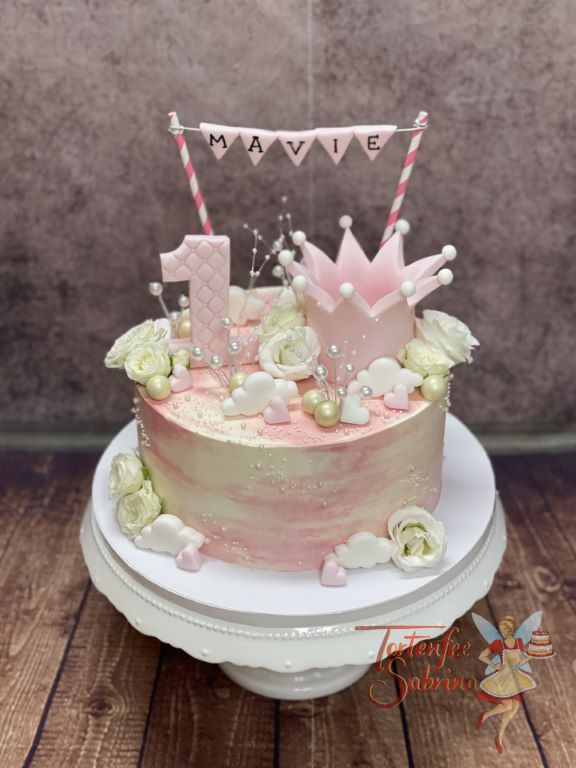 Geburtstagstorte Mädchen - Die Eins mit Krone und Blumen ziert die zweifärbige Torte neben der Wimpelkette.