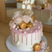 Geburtstagstorte Erwachsene - Die goldene 20zig verziert als Caketopper den rosa Drip Cake mit weißen Blumen.