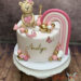 Geburtstagstorte Mädchen - Die goldene 1 verziert neben dem bunten Regenbogen und dem süßen Teddybär die Torte.