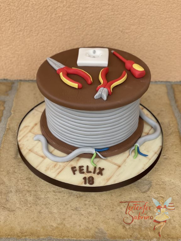 Geburtstagstorte - Die große Kabelrolle ist eine Torte welche noch zusätzlich mit dem passenden Elektriker-Werkzeug dekoriert wurde.