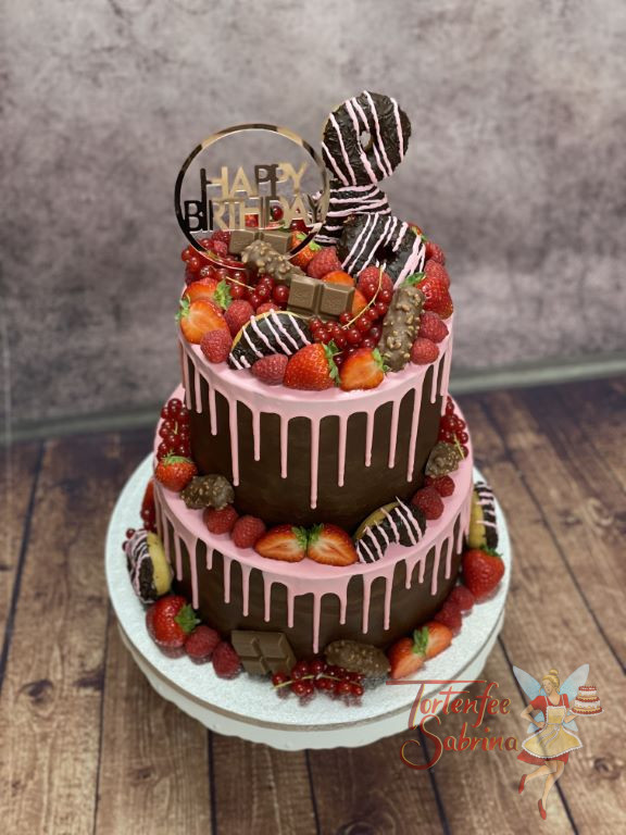 Geburtstagstorte Erwachsene - Die köstlichen Früchte zieren neben schokoladigen Süßigkeiten den rosa Drip Cake.