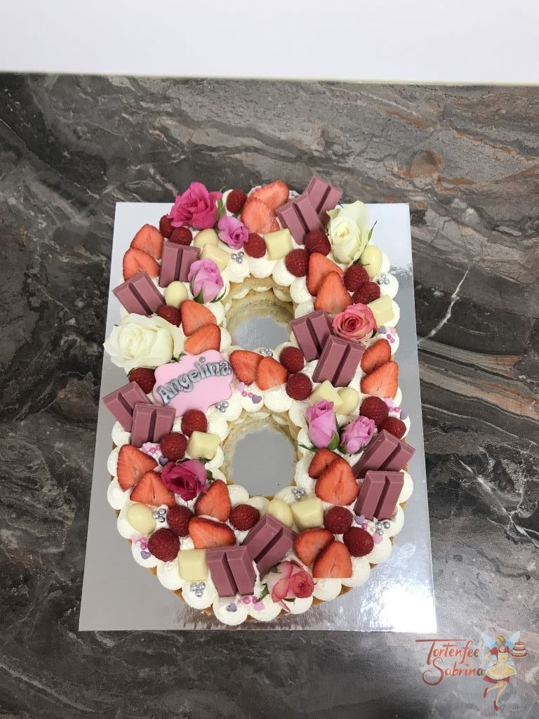Geburtstagstorte Mädchen - Letter Cake ganz in Rosa und Rot mit Süßigkeiten, Früchten und Rosen