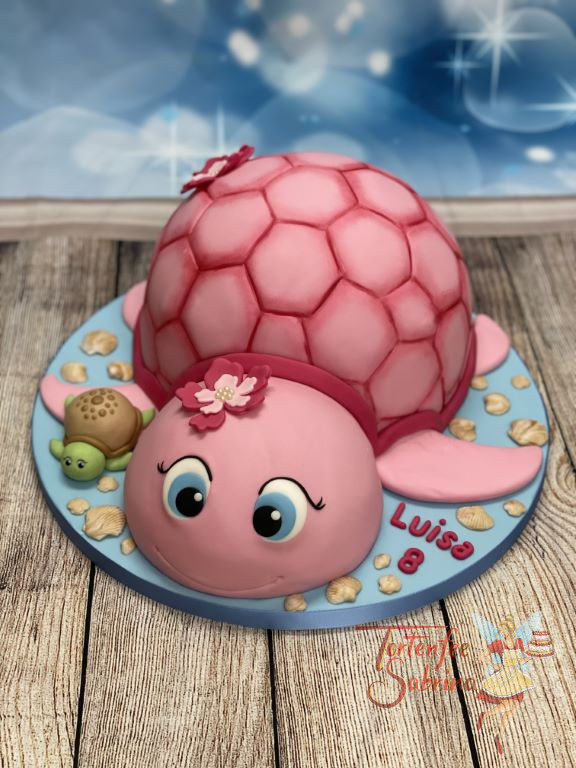 Geburtstagstorte Mädchen - Die rosa Schildkörte schwimmt mit ihrer Kleinen durch den Ozean zwischen den Muscheln.