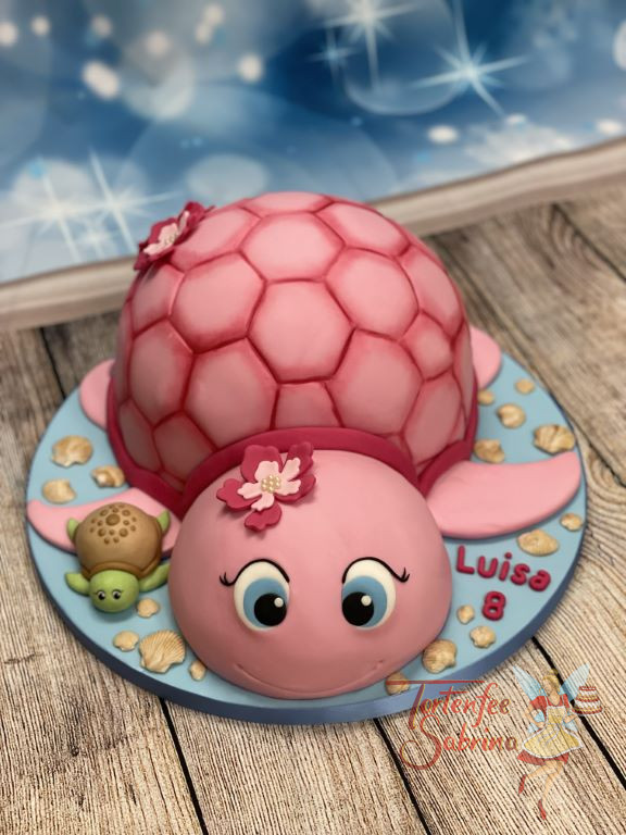 Geburtstagstorte Mädchen - Die rosa Schildkörte schwimmt mit ihrer Kleinen durch den Ozean zwischen den Muscheln.
