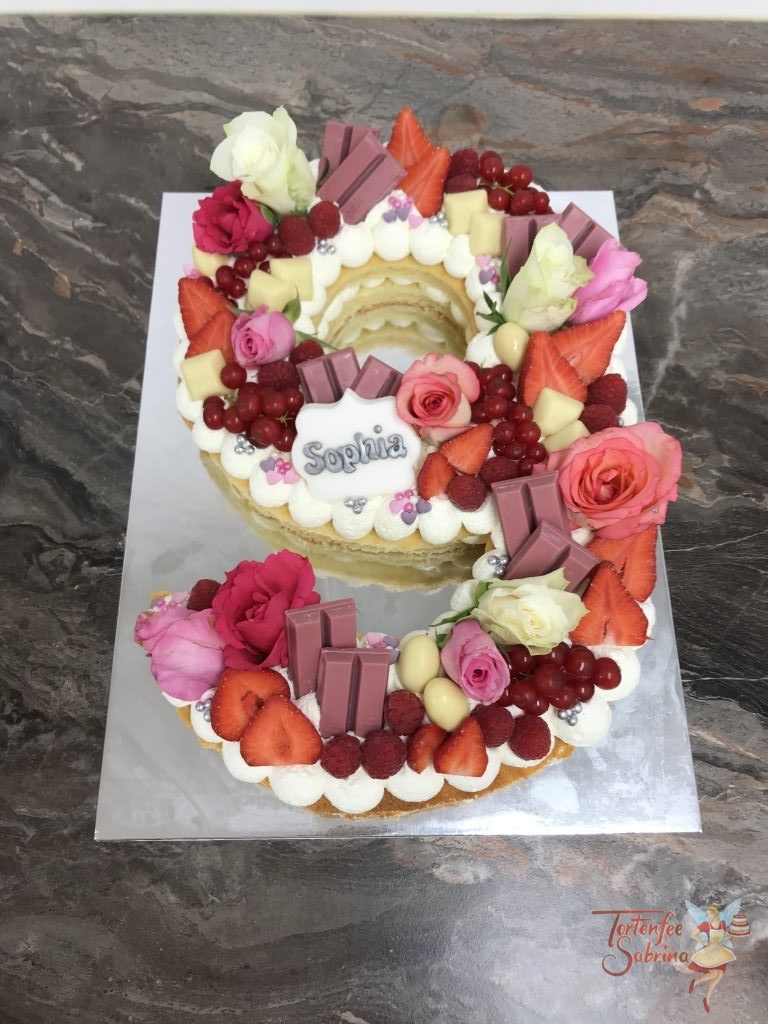 Geburtstagstorte - Die süße 9. Die Zahlentorte wurde mit Rosen, verschiedenen Beeren und unterschiedlichen Süßigkeiten in weiß und rosa.