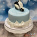 Geburtstagstorte Mädchen - Die weiße Vespa wurde oben auf der Torte plaziert und unten schließt eine Schleife die Torte ab.