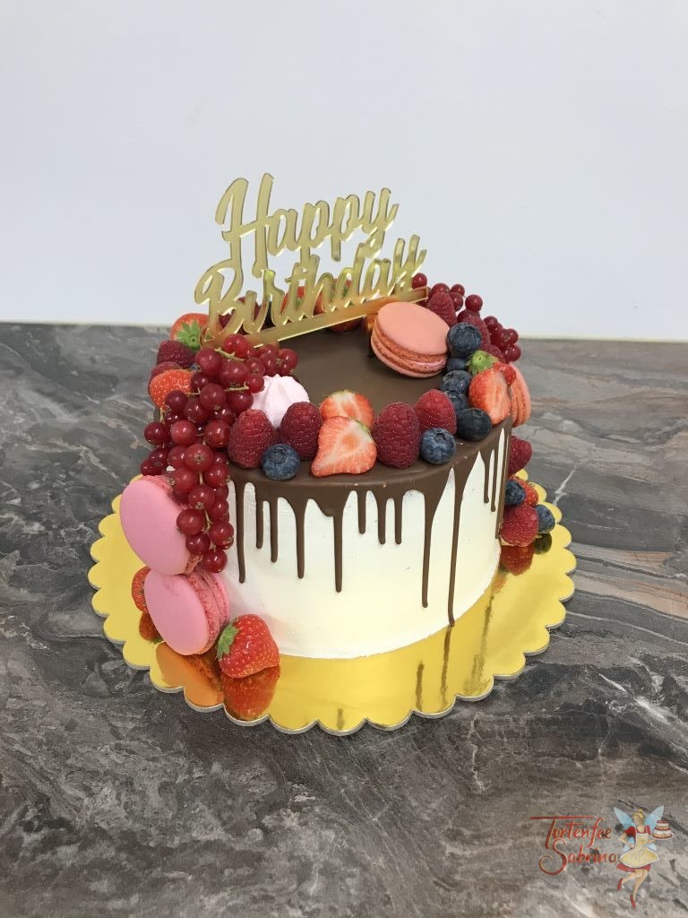 Geburtstagstorte Erwachsene - Drip aus Milchschokolade ziert die Torte, ebenso sind noch Früchte, Süßigkeiten und Cake Topper auf der Torte.