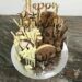 Geburtstagstorte Erwachsene - Drip Cake hell und dunkel auf einer Torte. Verziert mit vielen verschiedenen Süßigkeiten.