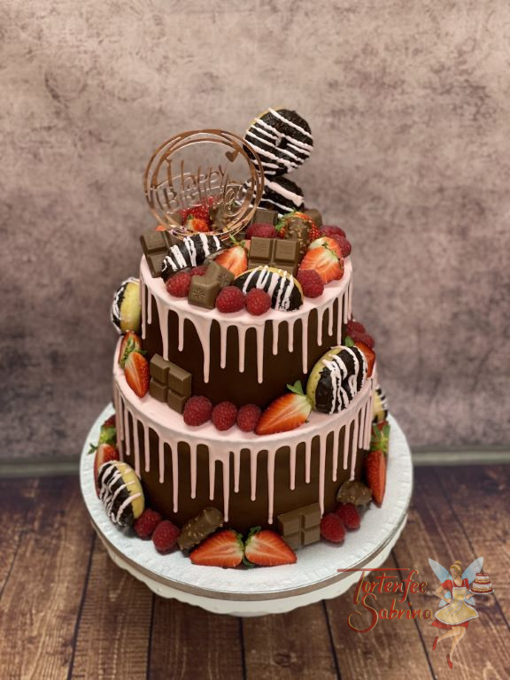 Geburtstagstorte - Drip Cake in zartem rosa, und ganz viel Dekoration. In Form von Früchten, Süßigkeiten und einem Caketopper.