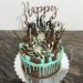 Geburtstagstorte Mädchen - Drip in der Farbe Türkis ziert diese Torte und ein paar von den vielen Süßigkeiten und ein Cake Topper.
