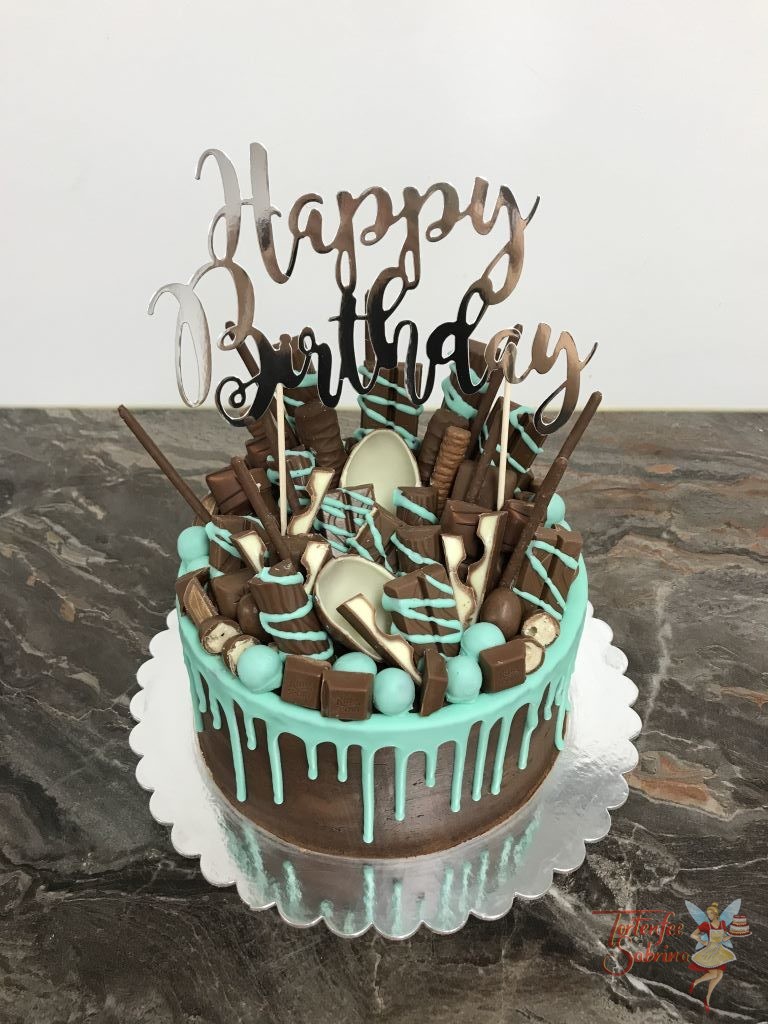 Geburtstagstorte Mädchen - Drip in der Farbe Türkis ziert diese Torte und ein paar von den vielen Süßigkeiten und ein Cake Topper.