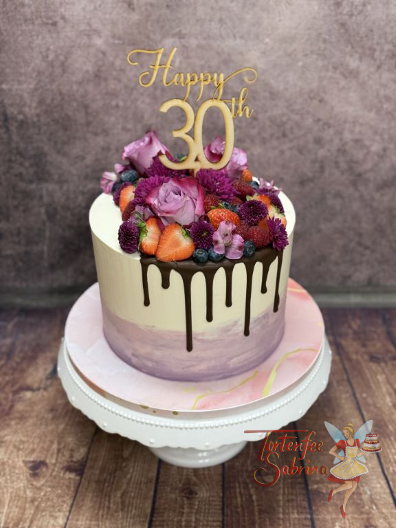 Geburstagstorte Erwachsene - Dunkler Schokodrip sowie violette Blumen verzieren neben den roten Früchten die Torten.