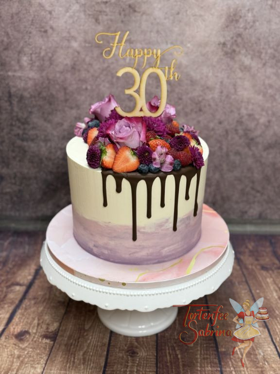 Geburstagstorte Erwachsene - Dunkler Schokodrip sowie violette Blumen verzieren neben den roten Früchten die Torten.