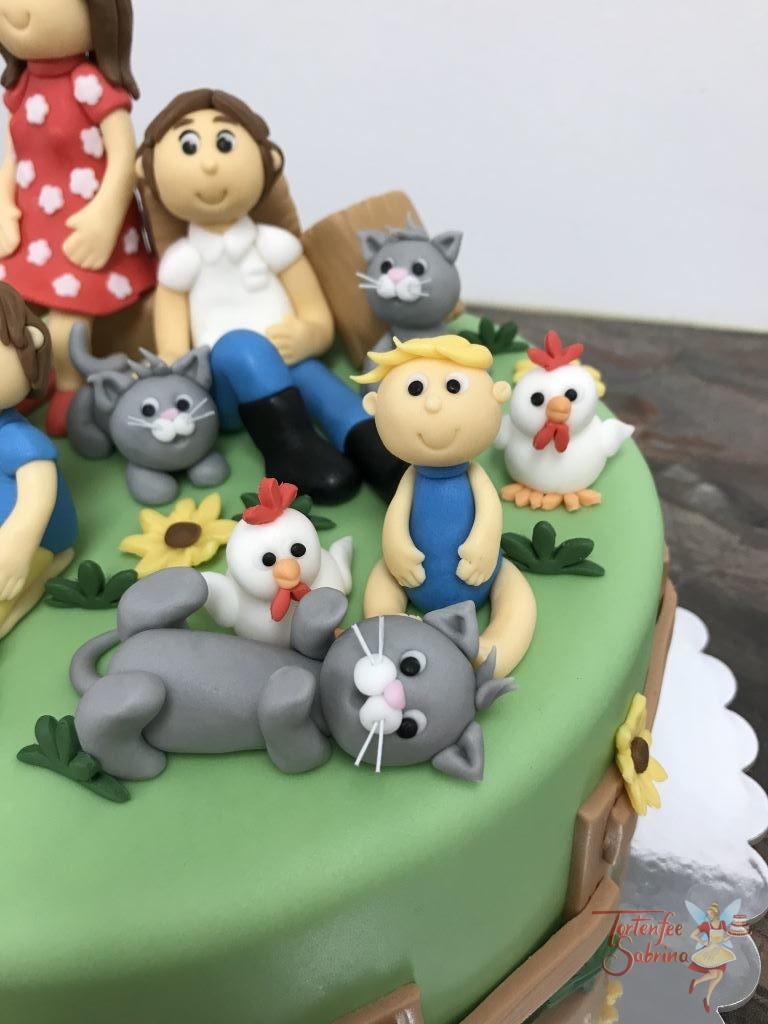 Geburtstagstorte - Ehepaar mit Kindern und Tieren wie einem Pferd, drei Katzen, drei Hühnern und einem Hund. Verziert mir Blumen und Strohpinkerln.
