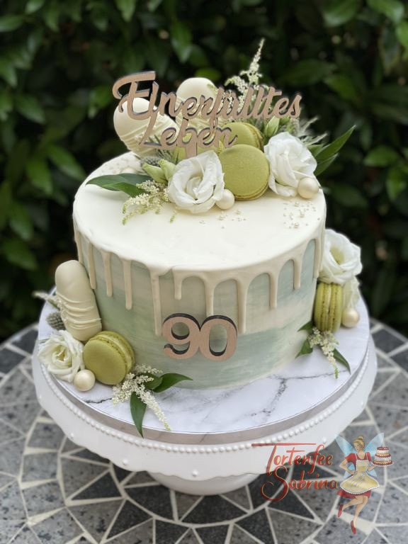 Geburtstagstorte Erwachsene - Ein erfülltes Leben ist der Wortlaut des Caketoppers der neben Blumen die Torte verziert.
