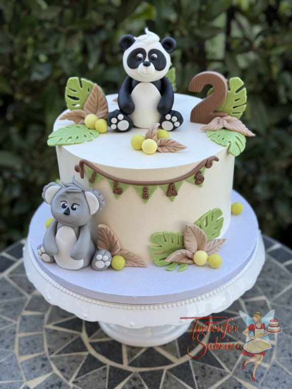Geburtstagstorte Buben - Ein niedlicher Koalabär und ein entzückender Pandabär verzieren neben Bättern die Torte.