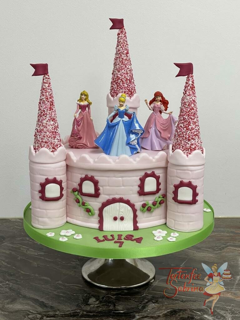 Geburtstagstorte Mädchen - Ein Schloss für Prinzessinnen mit 3 Türmen aus vielen bunten Zuckerperlen.