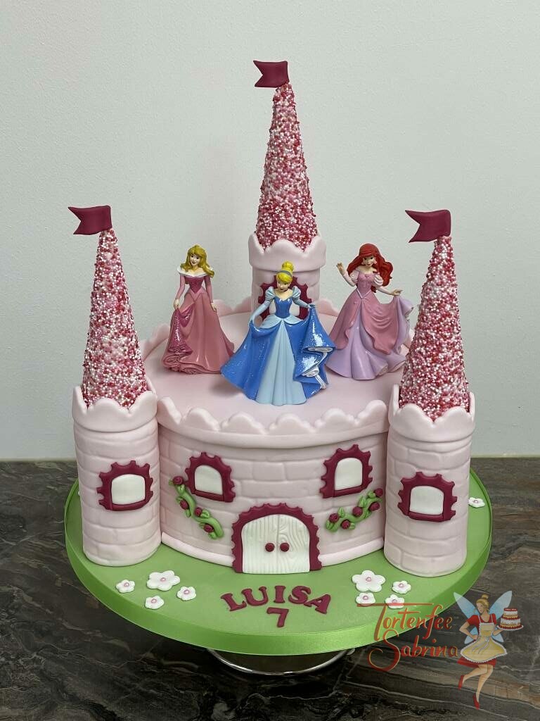 Geburtstagstorte Mädchen - Ein Schloss für Prinzessinnen mit 3 Türmen aus vielen bunten Zuckerperlen.