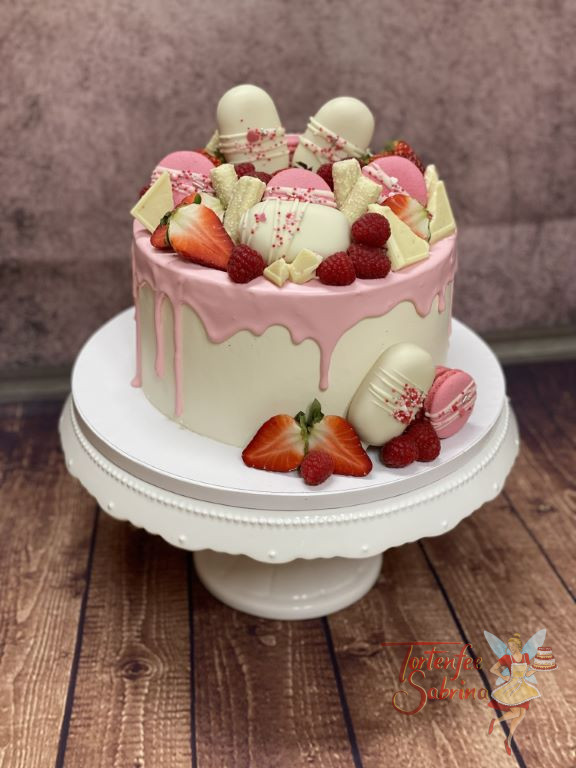 Geburtstagstorte Erwachsene - Eine beerige Überraschung, hier treffen sich Erdbeeren und Himberren auf einem rosa Drip Cake.