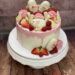 Geburtstagstorte Erwachsene - Eine beerige Überraschung, hier treffen sich Erdbeeren und Himberren auf einem rosa Drip Cake.