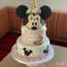 Geburtstagstorte Mädchen - Einhorn-Minnie Mouse wurde noch verziert mit bunten Blumen und goldenen Sternen.
