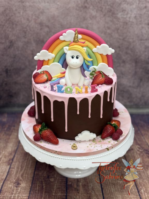 Geburtstagstorte Mädchen - Einhorn mit Erdbeeren und einem wunderschönen bunten Regenbogen sowie einem rosa Drip.
