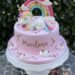 Geburtstagstorte Mädchen - Einhorn mit Sternchen liegt und macht es sich auf der Torte vor dem Regenbogen gemütlich.