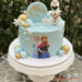 Geburtstagstorte Mädchen - Elsa, Anna und Olaf sind hier gemeinsam auf der Torte und bewundern die Schneeflocken.