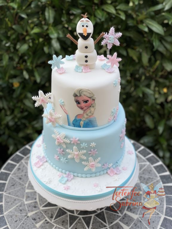 Geburtstagstorte - Elsa ganz groß, die Eiskönig und Olaf der Schneemann sind gemeinsam auf der Torte mit vielen Schneeflocken.