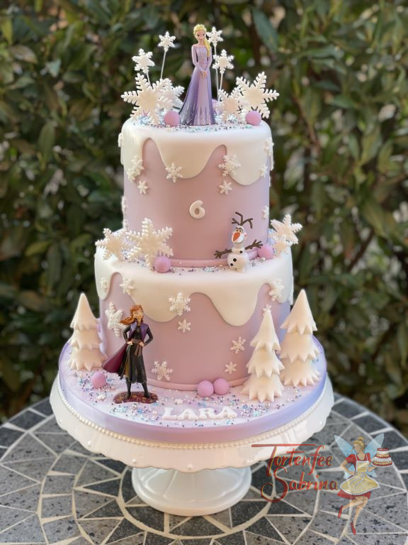 Geburtstagstorte Mädchen - Elsa ganz in lila mit ihrer Schwester Anna und Olaf auf einer ebenfalls lila zweistöckigen Torte.