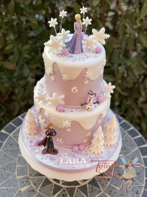 Geburtstagstorte Mädchen - Elsa ganz in lila mit ihrer Schwester Anna und Olaf auf einer ebenfalls lila zweistöckigen Torte.