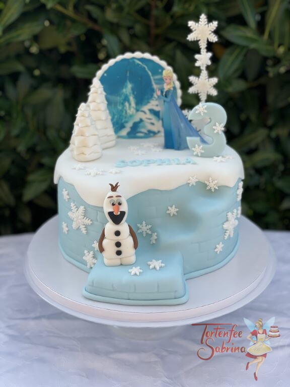 Geburtstagstorte Mädchen - Elsa und Olaf mit vielen Schneeflocken und einer verschneiten Winterlandschaft.