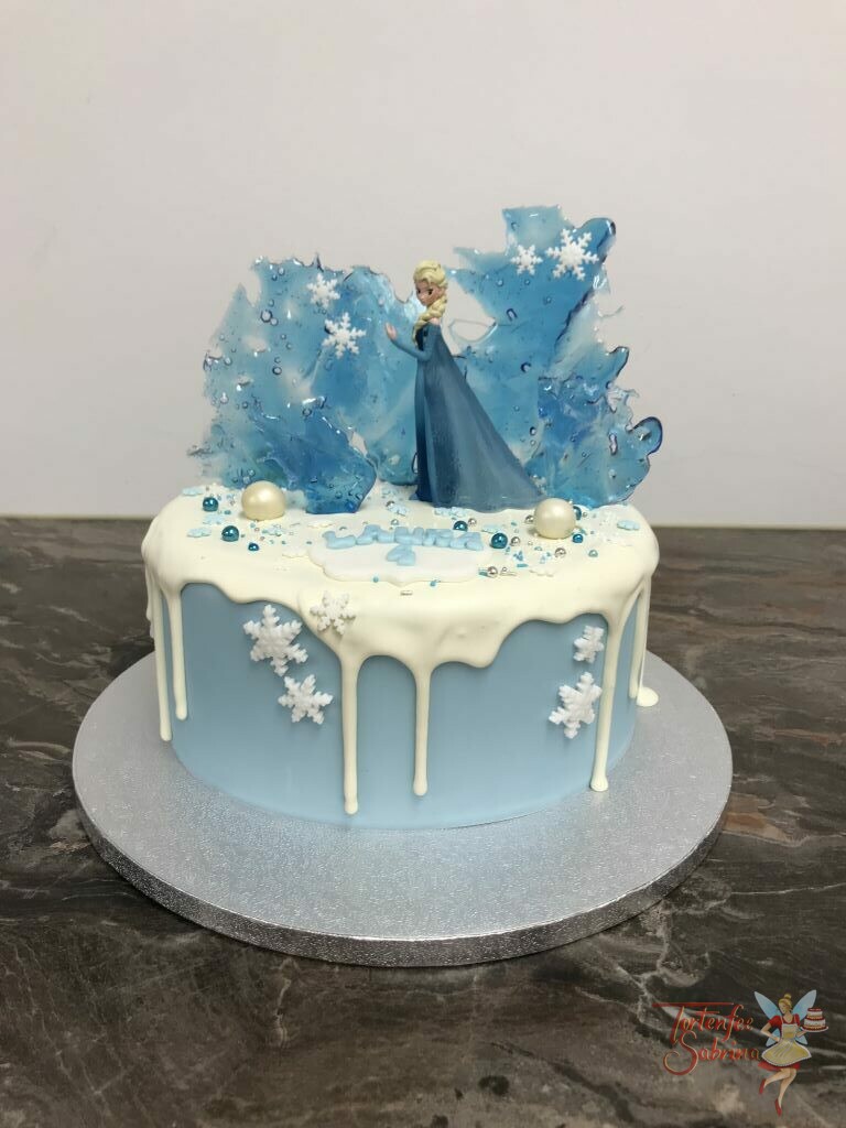 Geburtstagstorte Mädchen - Elsa's Eiskünste, hier wurden aus Zucker Eisstücke erschaffen, umgeben von einem weißem Drip.