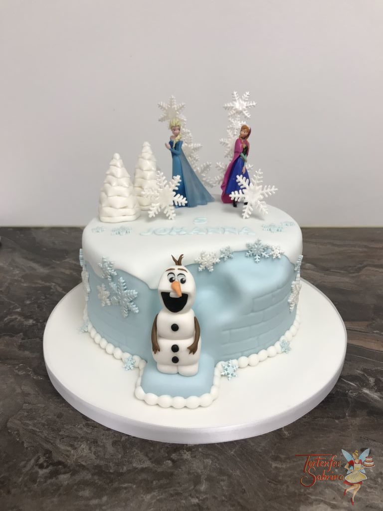 Geburtstagstorte Mädchen - Elsas Winterwald wurde verziert mit Bäumen, Schneeflocken und Schneemann Olaf auf der Stiege.